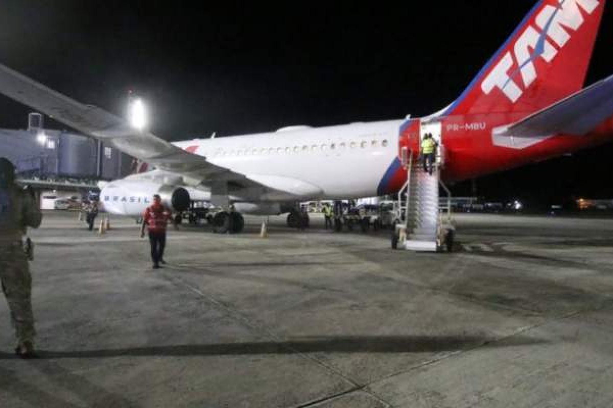 Vídeo: Traficante baiano preso no RJ em operação policial chega em Salvador