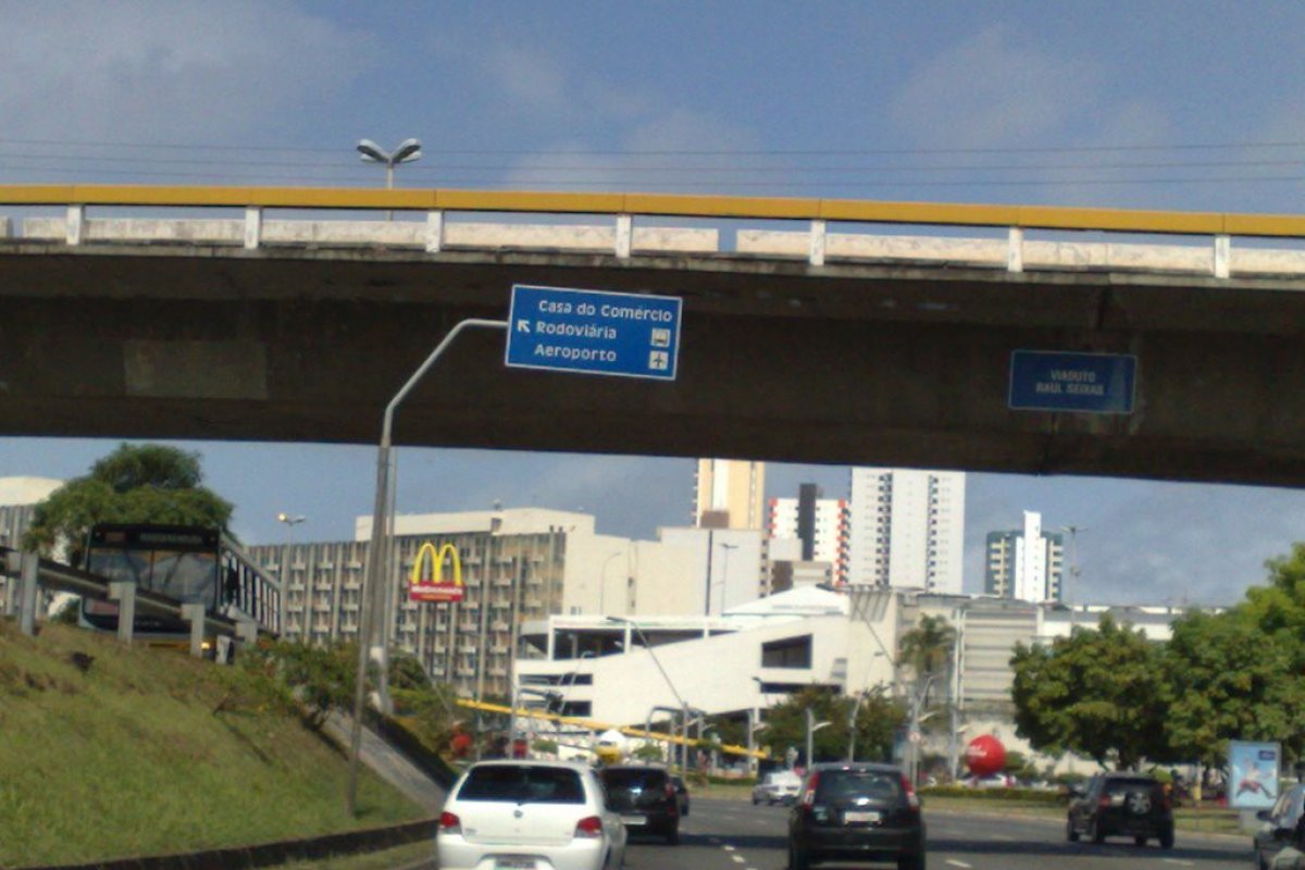 Motociclista morre após batida com caminhão em Salvador