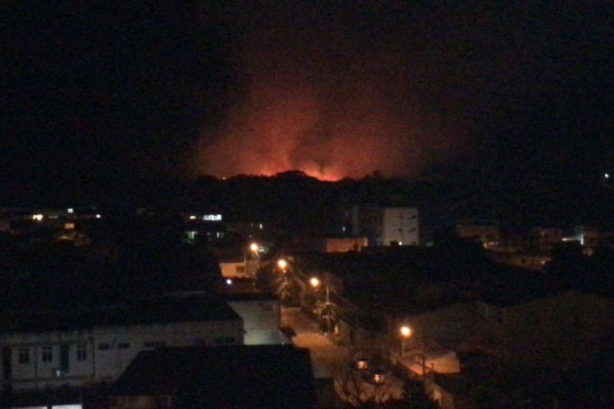 Área de vegetação é atingida por incêndio em bairro de Lauro de Freitas