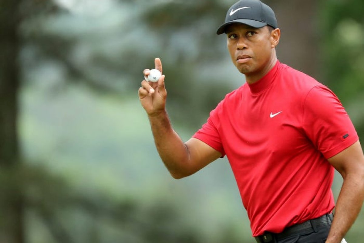 Tiger Woods retorna a Flórida para terminar recuperação após acidente de carro