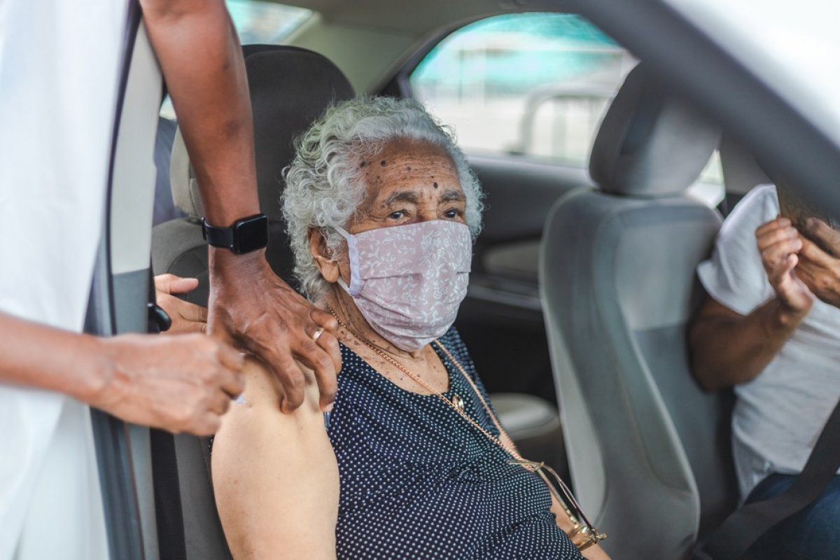 Idosos com 74 anos começam a ser vacinados na tarde desta quarta-feira (17)