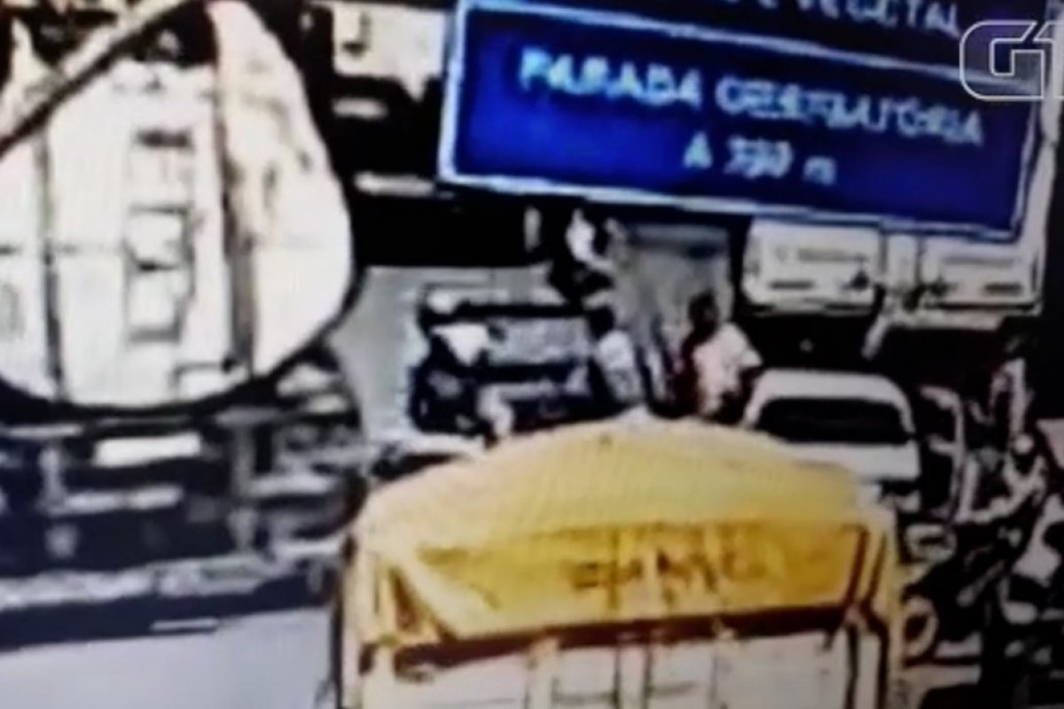 Motociclista morre atropelado após ser empurrado por homem