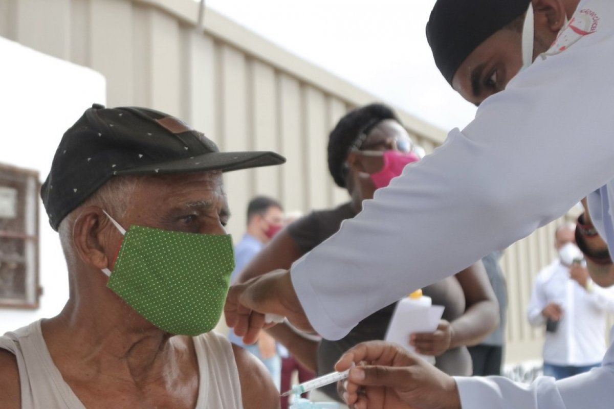 Lauro de Freitas começa vacinação para idosos de 73 anos ou mais nesta quarta-feira (17)
