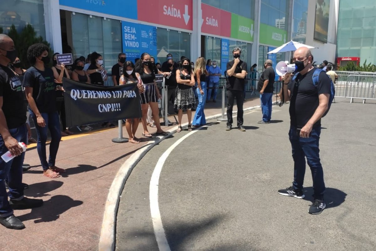 Vídeos: Associação de lojistas de shopping protesta contra o lockdown em Salvador