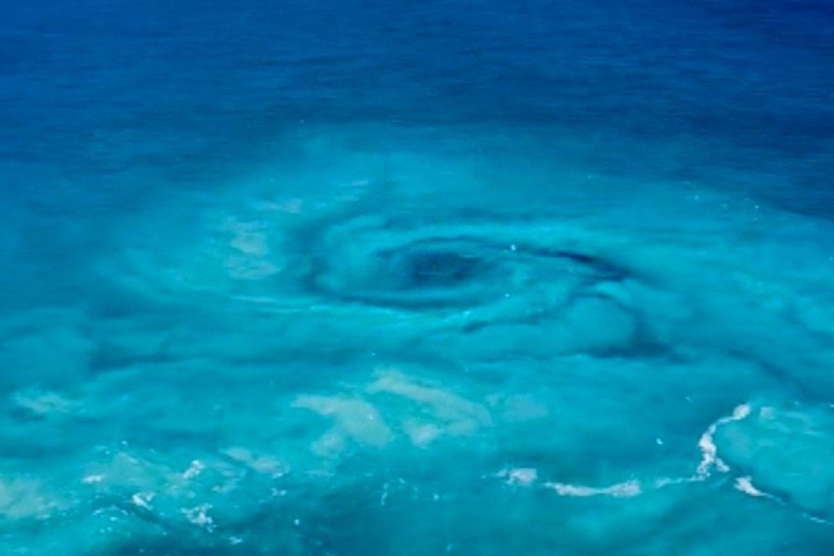 Fotógrafa flagra 'redemoinho' gigante no mar da Austrália