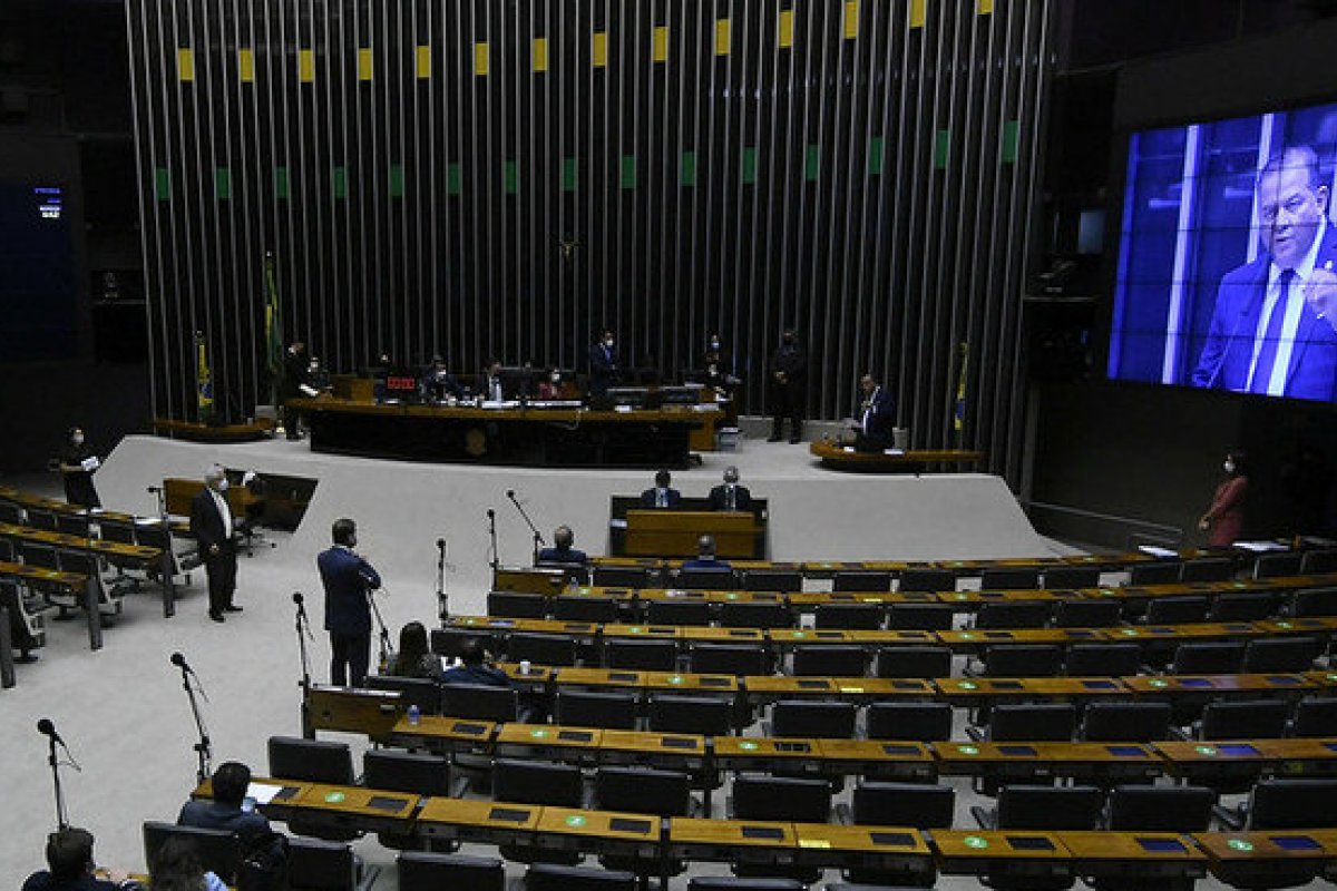 Câmara derruba veto de Bolsonaro para manter indenização a profissionais da saúde vítimas da Covid-19