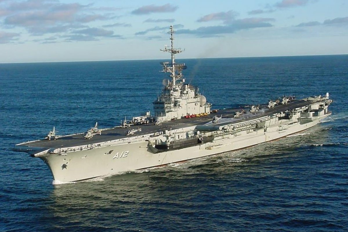 Porta-aviões é vendido pelo preço de um Porsche para virar sucata