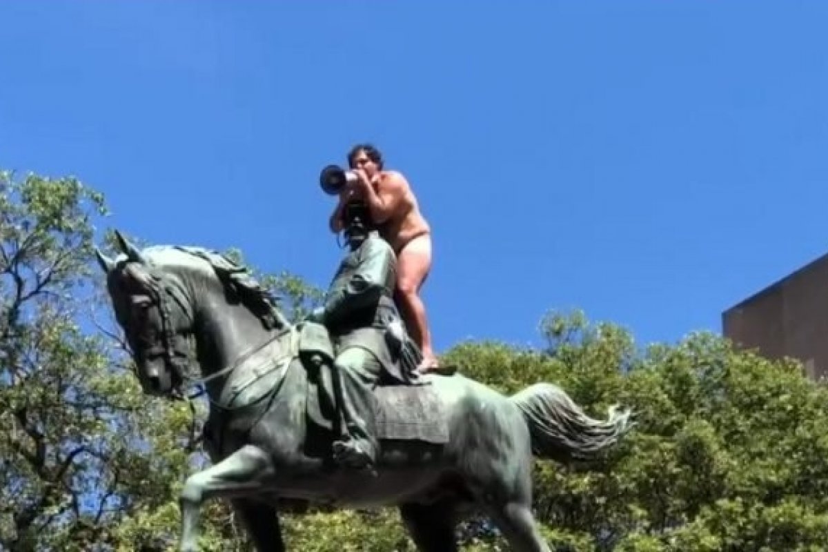 Vídeo: homem é preso após tirar roupa e fazer protesto em estátua no RJ