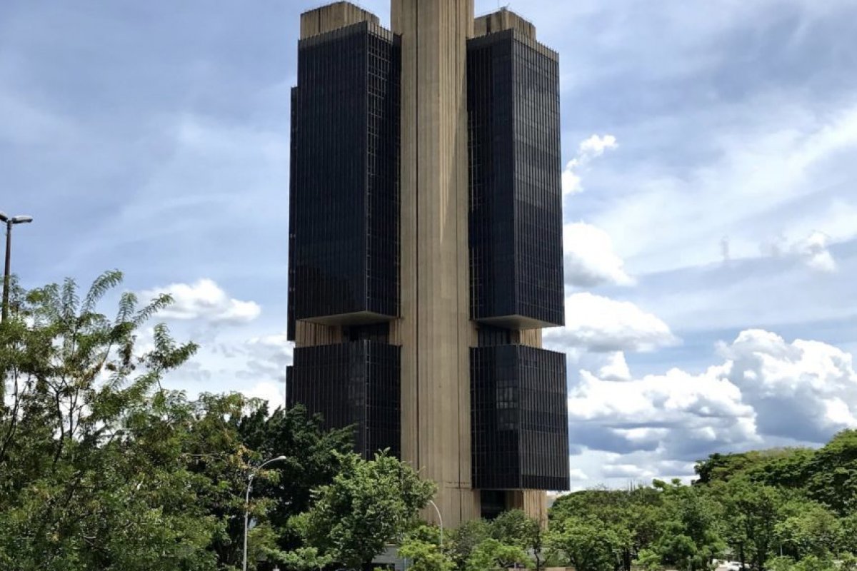 Selic sobe para 2,75% e juros têm o 1º aumento em quase 6 anos