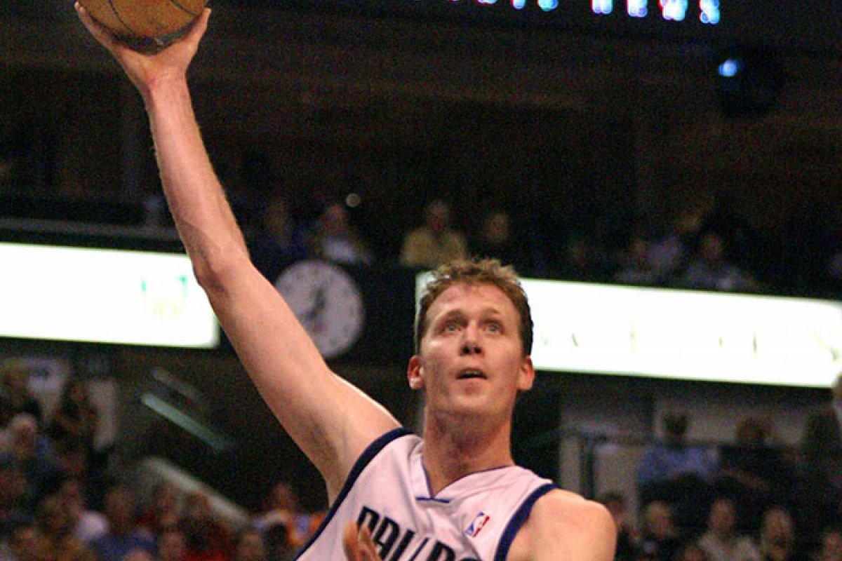 Shawn Bradley, ex-NBA, sofre acidente e fica paraplégico