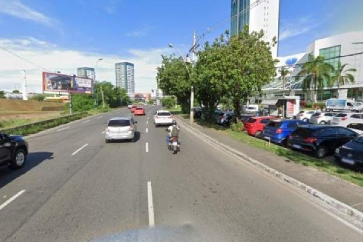 Mulher morre ao colidir carro em bloco de concreto em Salvador