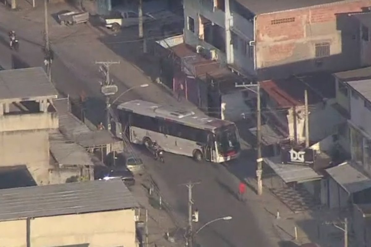 Criminosos usam ônibus como barricadas durante operação da polícia no RJ