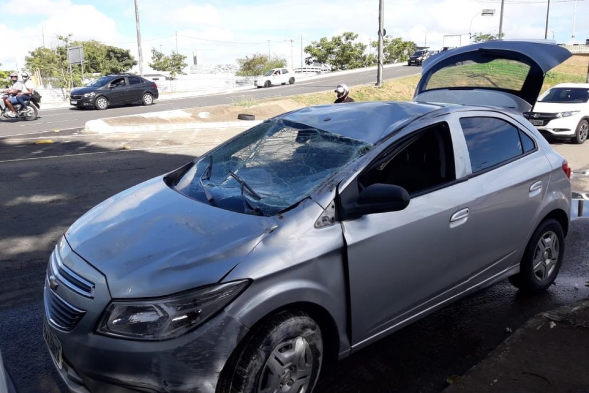 Carro capota na região do viaduto Nelson Bahia, em Salvador