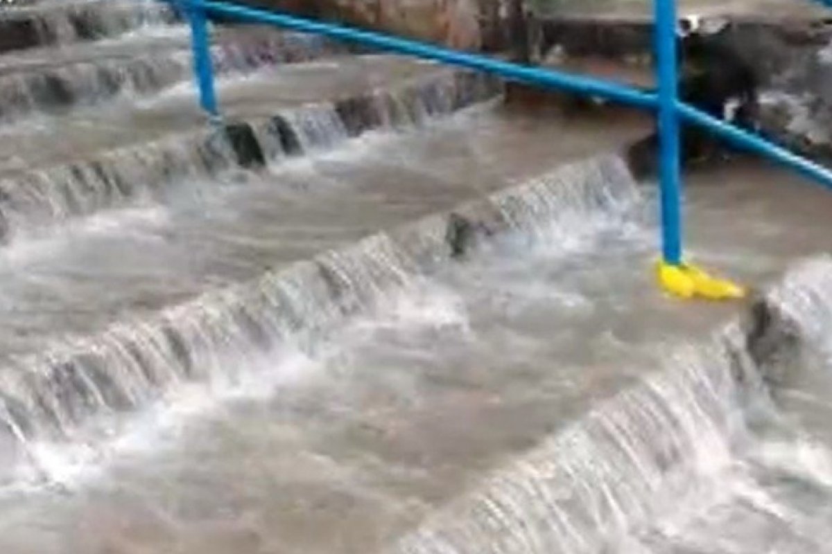 Moradores da Avenida San Martin reclamam de escadaria que 'vira cachoeira' após chuva em Salvador