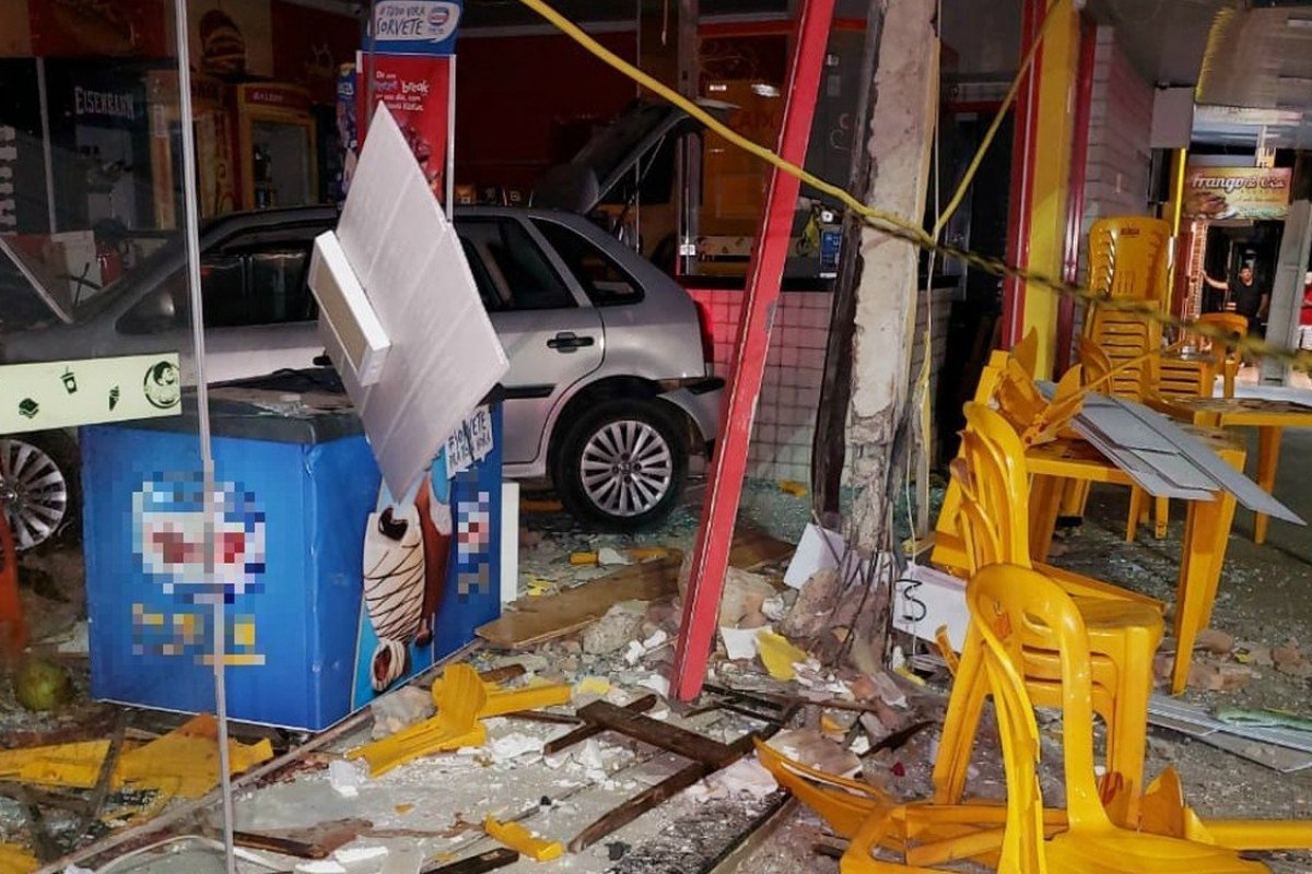 Embriagada, motorista perde controle de carro, invade pizzaria e mata mulher em Barreiras