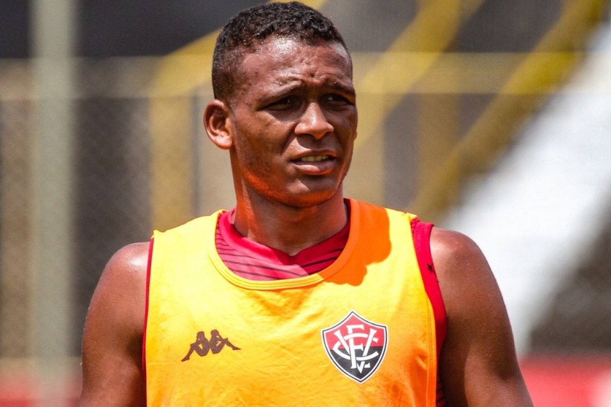Após retorno ao Vitória, Gabriel Bispo elogia união do elenco principal