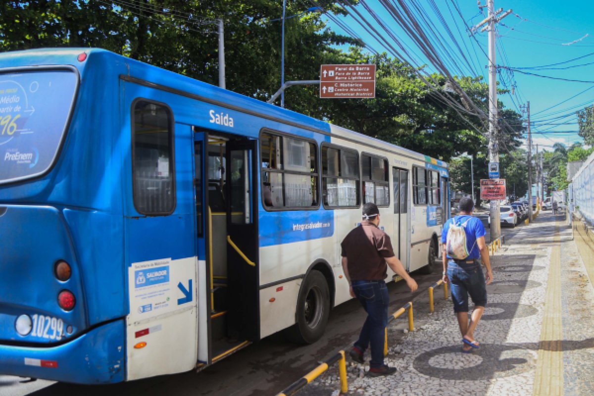Pontos de ônibus na Avenida Adhemar de Barros, na Ondina, são remanejados