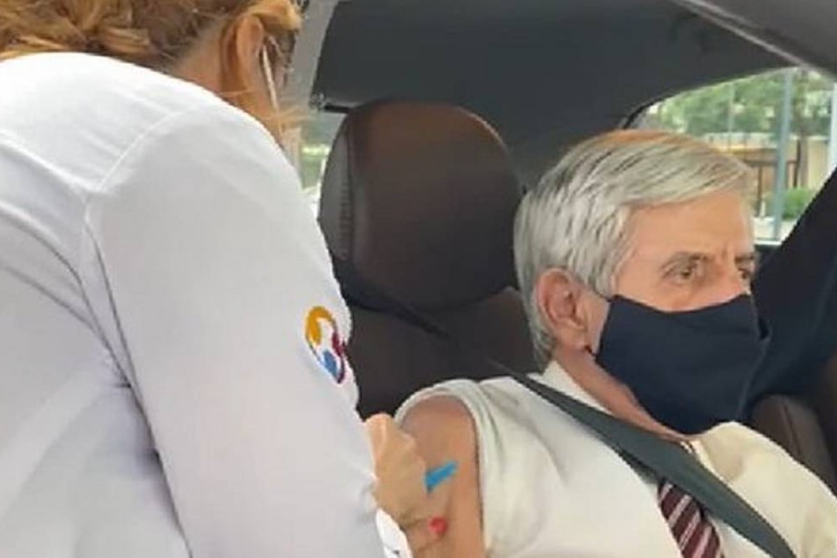 Augusto Heleno é o primeiro ministro do governo a se vacinar contra a Covid-19