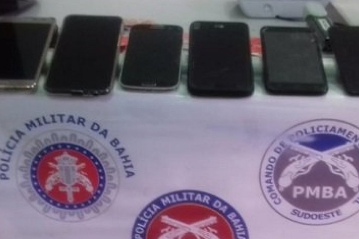 Assaltante é preso após roubar passageiros de ônibus com simulacro de pistola