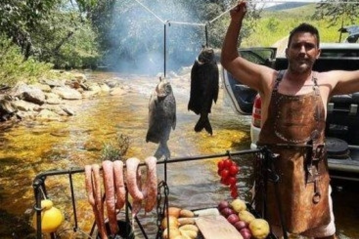 André Marques é detonando na web por fazer churrasco em rio na Serra da Canastra