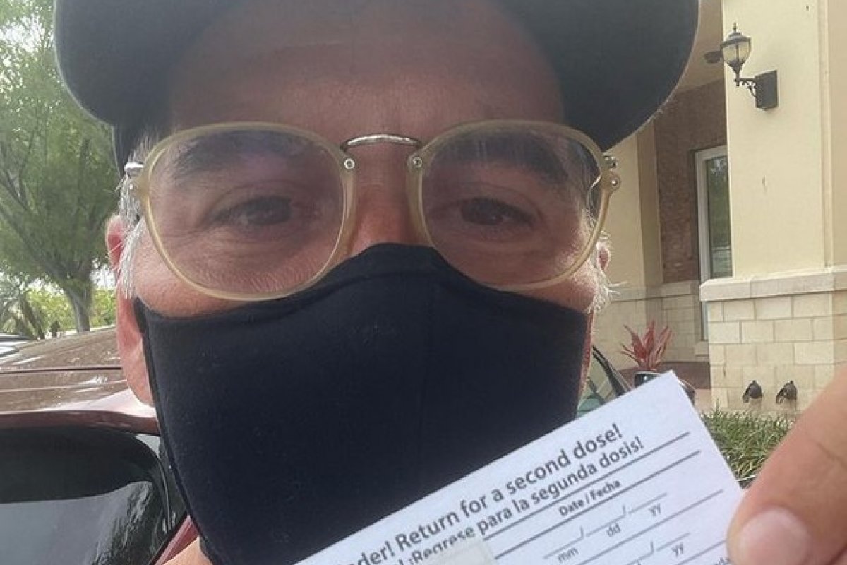 Morando nos EUA, Leandro Hassum toma vacina contra Covid-19!