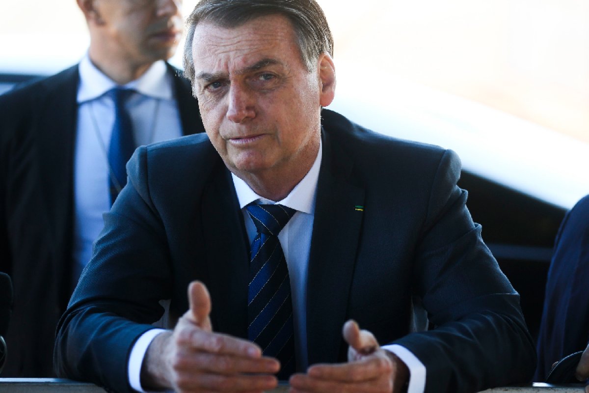 Bolsonaro veta projeto que assegurava internet gratuita a alunos e professores da rede pública