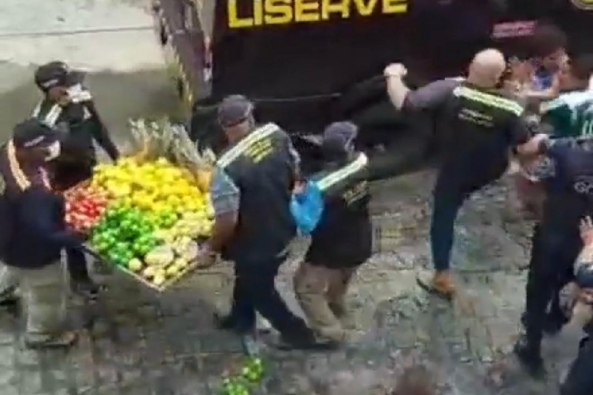 Vídeo: Agentes agridem vendedor ambulante em fiscalização em Beberibe, no Recife