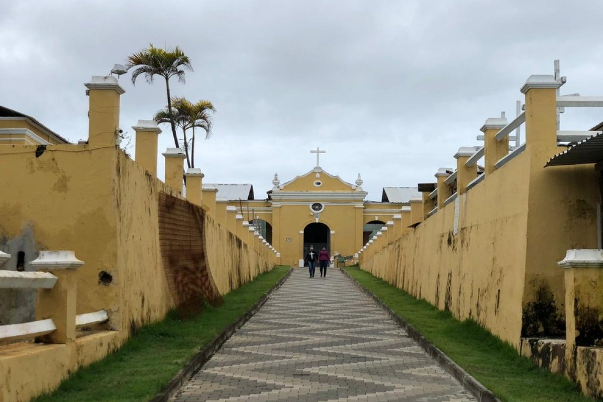 Corpos de pessoas que morreram com Covid-19 são trocados e idosa é enterrada por outra família, em Salvador
