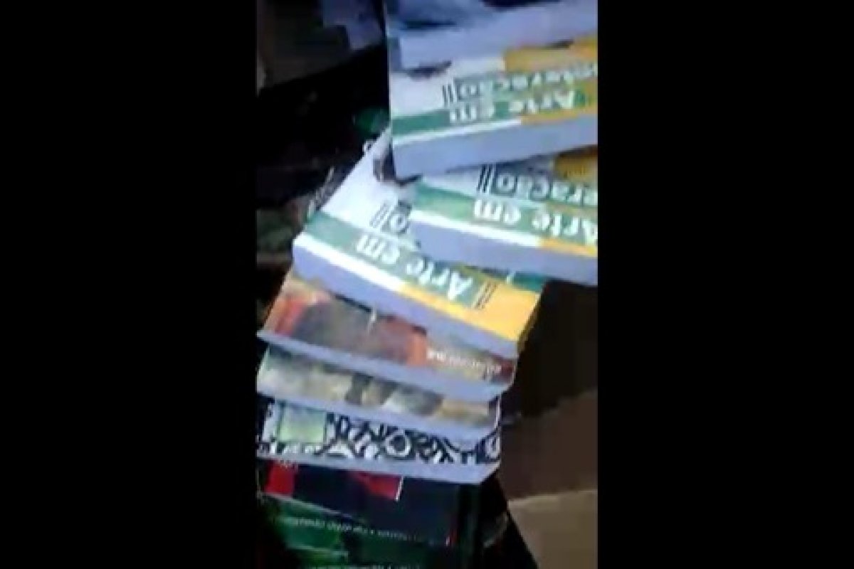 Vídeo: Livros didáticos novos são abandonados no lixão em Camaçari