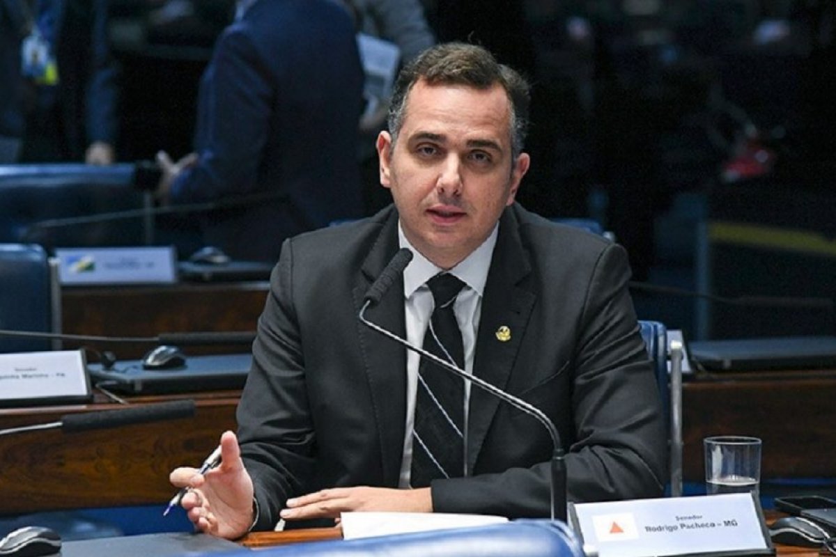 Presidente do Senado articula novo Refis e revisão na arrecadação do Imposto de Renda