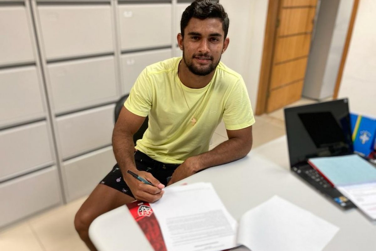 Vitória renova contratos de três jogadores formados na base