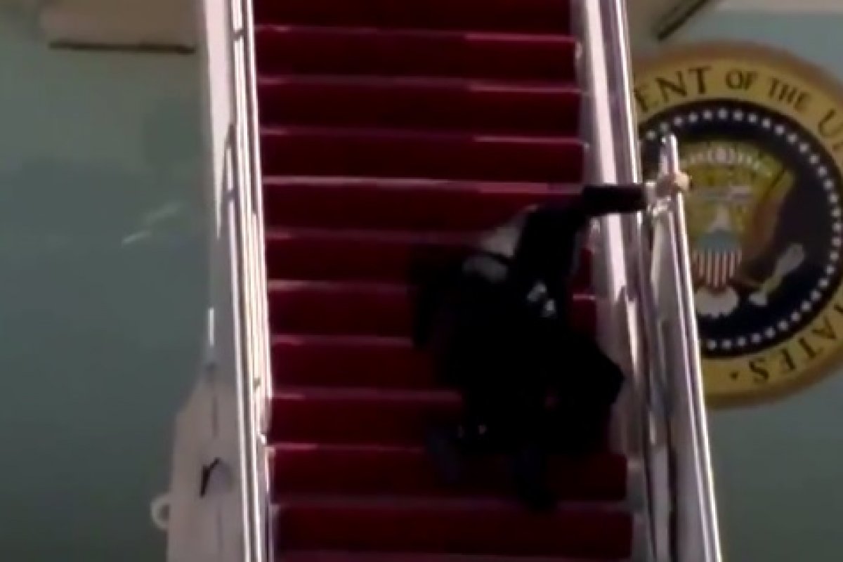 Vídeo: Biden cai três vezes durante subida em avião oficial da presidência