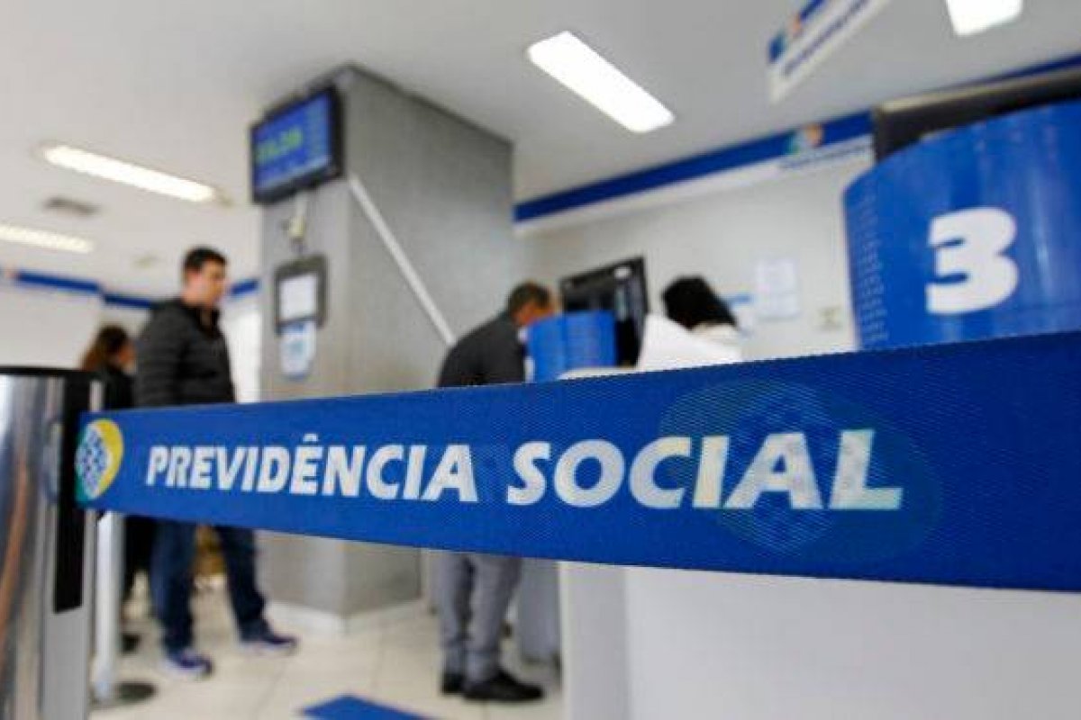 Aposentados do INSS começam a receber nesta segunda (26) metade do 13º salário