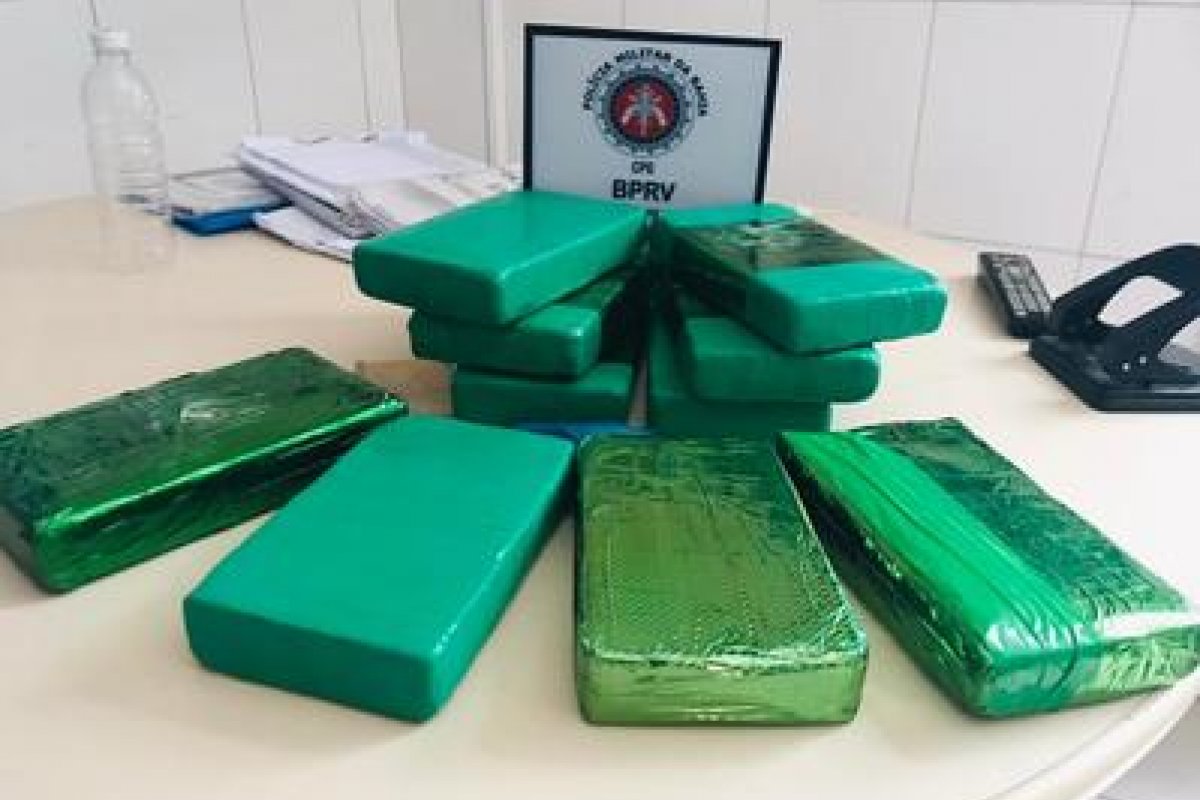 Polícia apreende dez tabletes de cocaína avaliados em R$ 720 mil