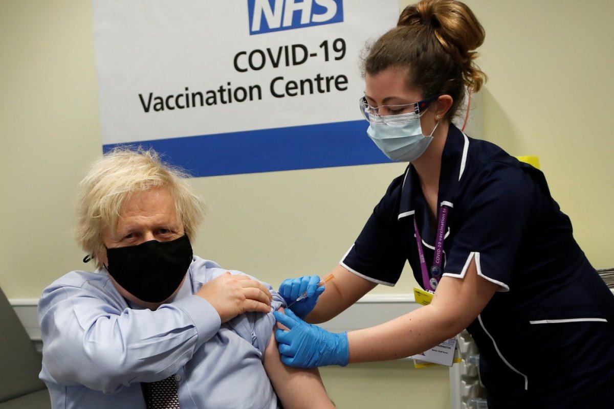 Boris Johnson se vacina nesta contra a Covid-19 nesta sexta-feira (19)