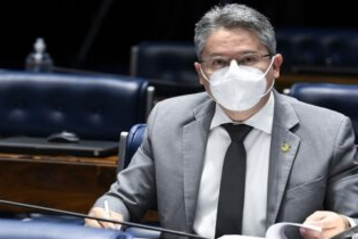 Senador Alessandro Vieira recebe alta de hospital após tratamento para covid-19