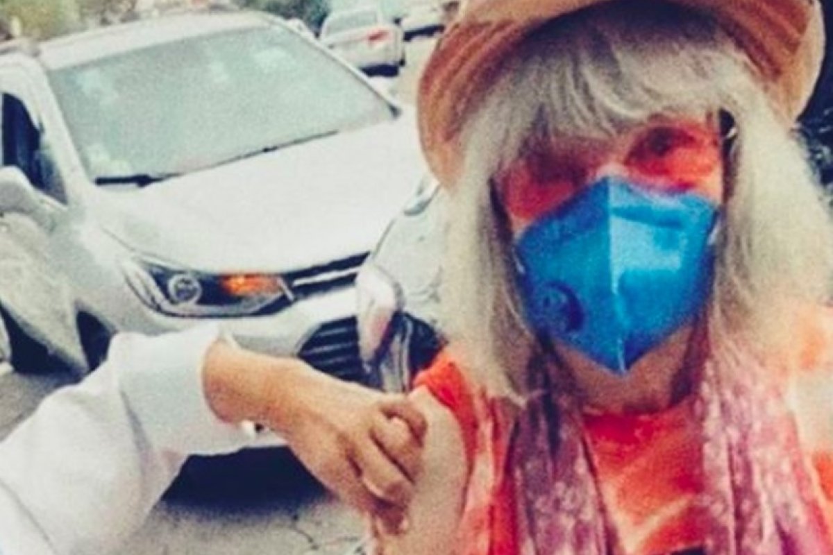 Aos 73 anos, Rita Lee é vacinada contra a covid-19 em SP