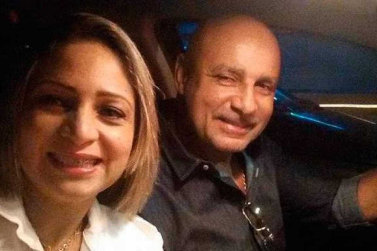 Queiroz e esposa retiram tornozeleira eletrônica no Rio de Janeiro