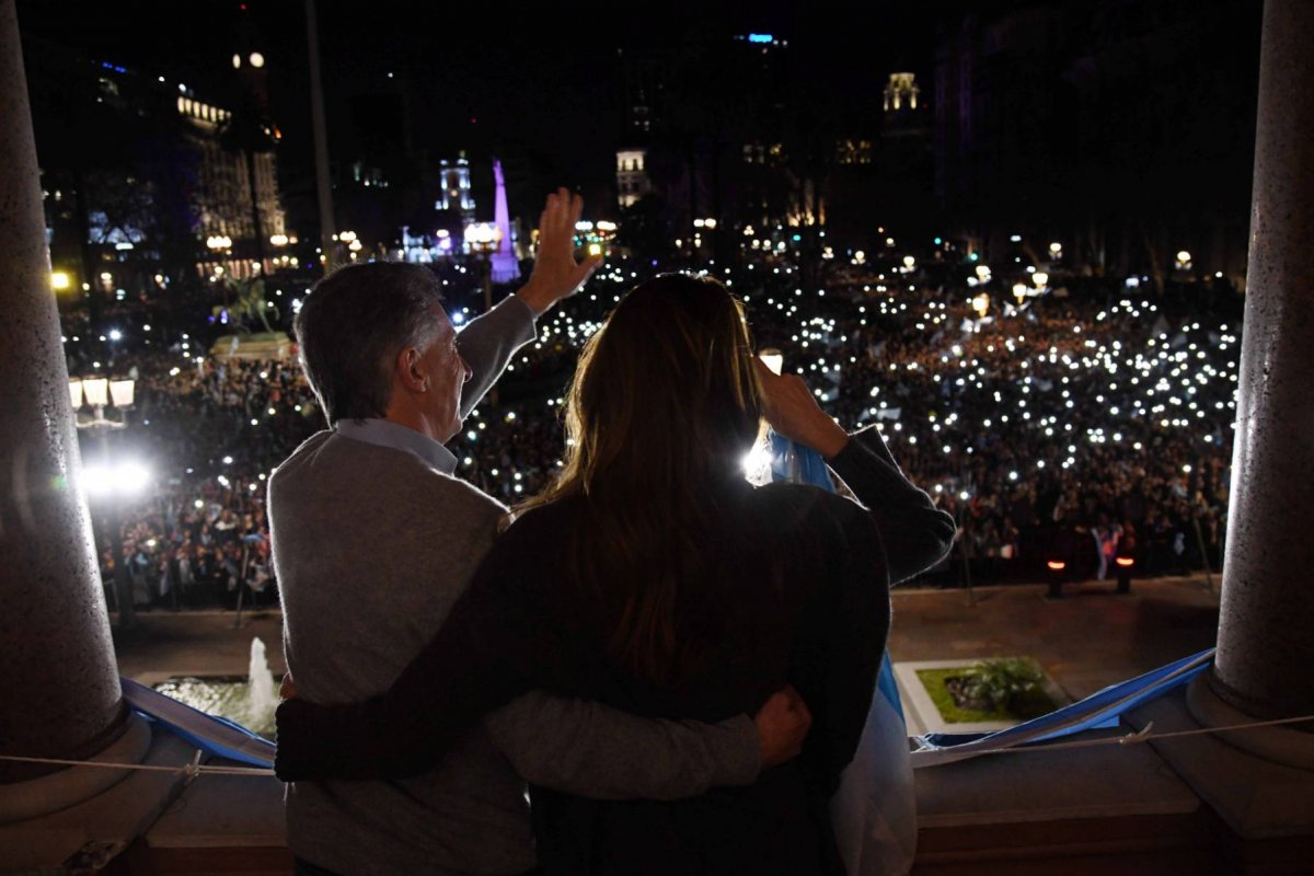 Eleitores de Macri vão às ruas em apoio à sua reeleição na Argentina