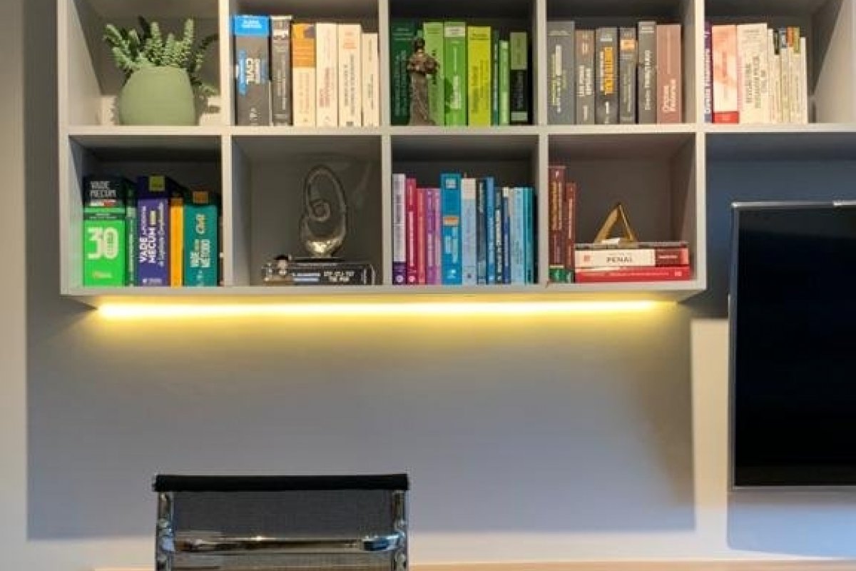 Trabalho híbrido? Aprenda a unir sala de estar e home office de forma elegante