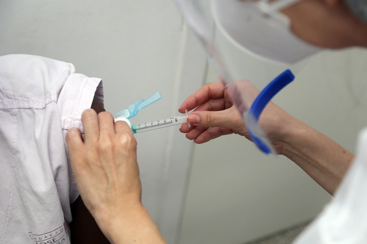 Idosos a partir de 72 anos começam a ser vacinados contra a Covid-19