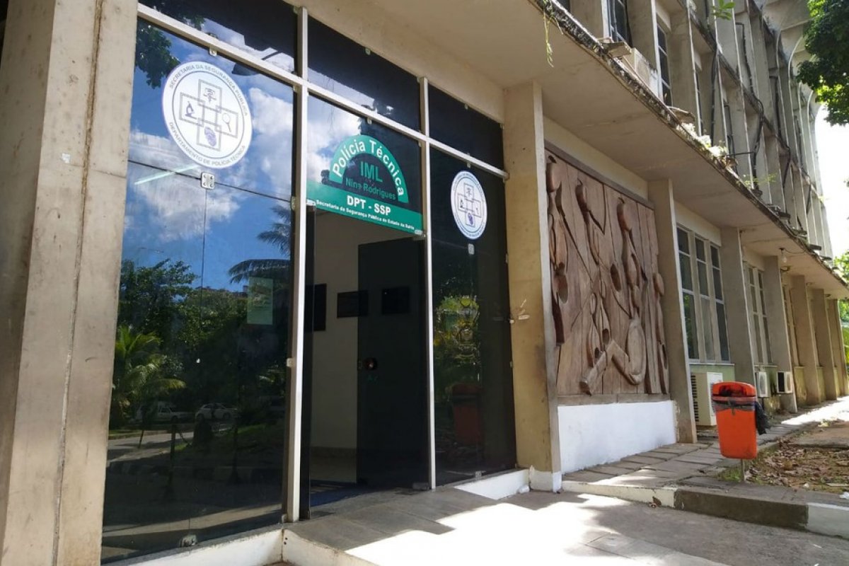 Um homem morre e outro fica ferido após carro capotar na Av. Orlando Gomes