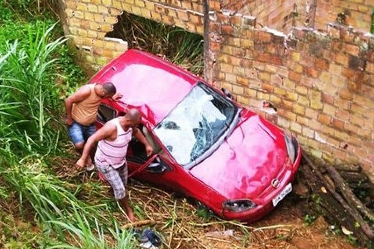 Veículo cai em ribanceira e motorista fica ferido