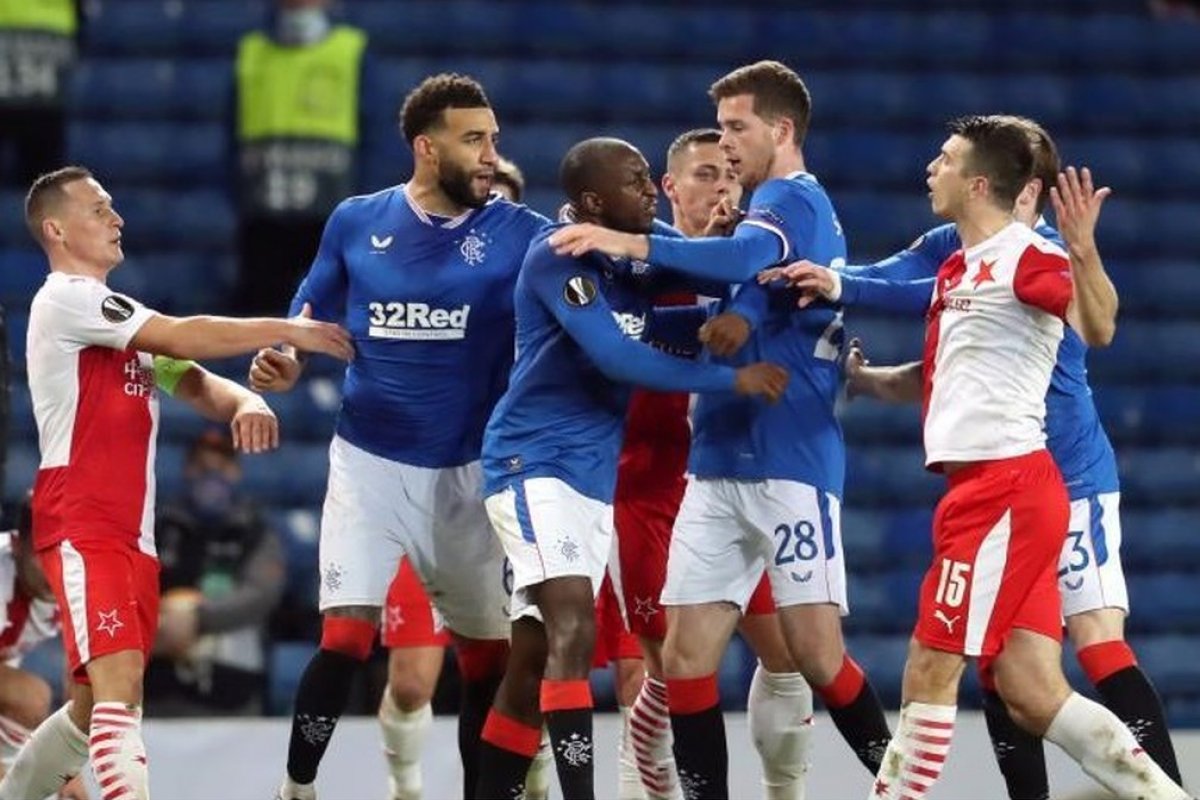 Jogador do Rangers acusa zagueiro do Slavia Praga de racismo na Liga Europa