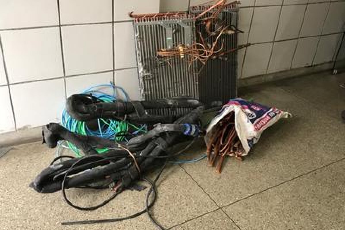 Homem é preso por furto de cobre no bairro de São Marcos, em Salvador.