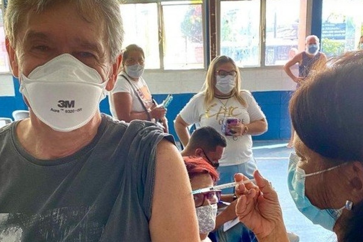 Serginho Groisman é vacinado contra Covid-19