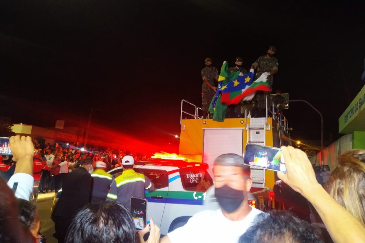 Vídeo: Herzem Gusmão é enterrado em Vitória da Conquista