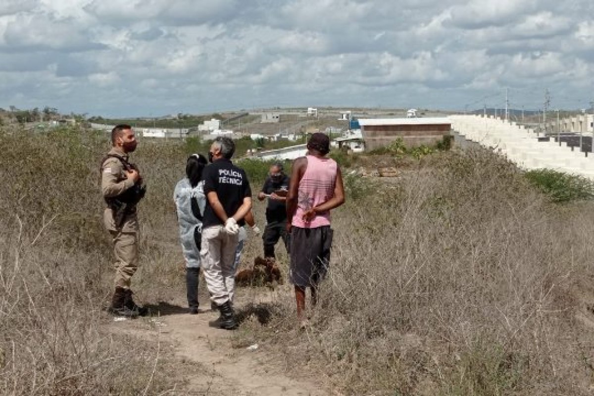 Corpo é encontrado com marcar de tiro em bairro de Feira de Santana