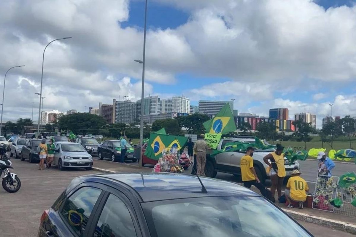 Apoiadores fazem carreata por aniversário de Bolsonaro