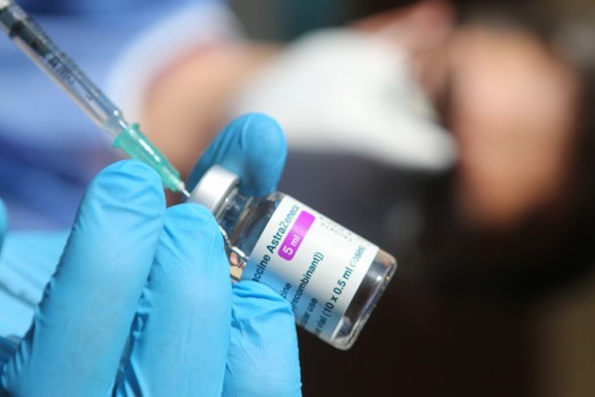 Testes indicam eficácia de 79% da vacina de Oxford contra Covid-19